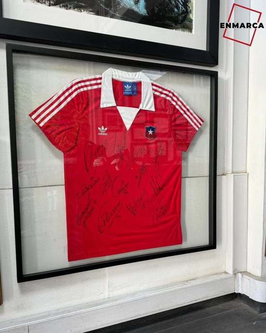 Día de partido y en Enmarca sabemos de darle el marco perfecto a la camiseta de cada equipo 😍¿Q