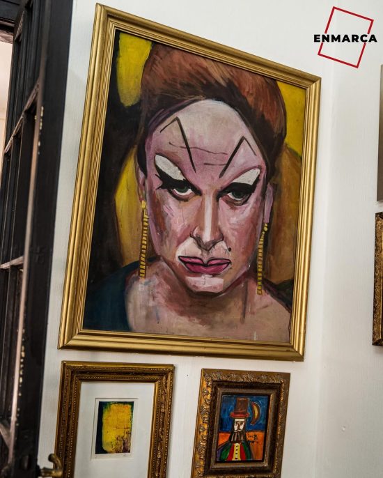 Transforma tus recuerdos en piezas de arte con Enmarca. 🖼️✨ Damos vida a tus fotos y obras de a